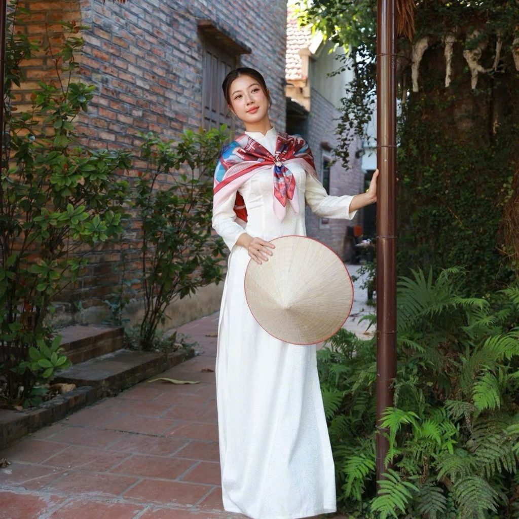 That khan lua vuong voi trang phuc co dien